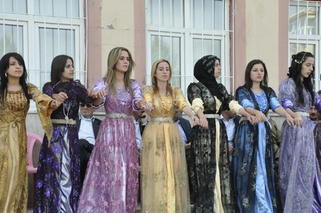 Yüksekova'da 24-25 Eylül 2010 tarihlerinde dünya evine giren çiftlerimizi sizler için sayfamıza taşıdık. Yüksekova Güncel Ailesi olarak tüm çiftlerimize mutluluklar dileriz...