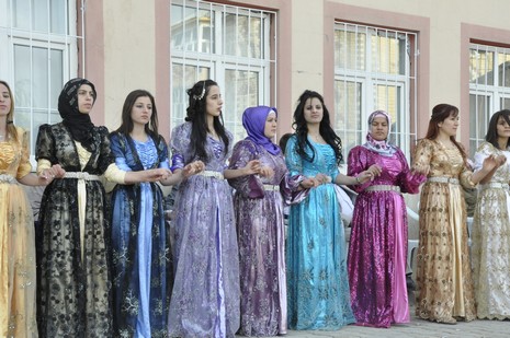 Yüksekova'da 24-25 Eylül 2010 tarihlerinde dünya evine giren çiftlerimizi sizler için sayfamıza taşıdık. Yüksekova Güncel Ailesi olarak tüm çiftlerimize mutluluklar dileriz...