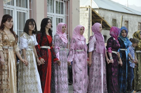 Yüksekova'da 24-25 Eylül 2010 tarihlerinde dünya evine giren çiftlerimizi sizler için sayfamıza taşıdık. Yüksekova Güncel Ailesi olarak tüm çiftlerimize mutluluklar dileriz...