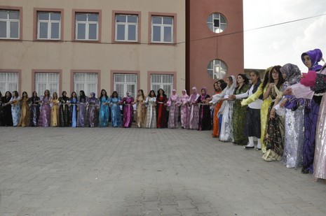 Yüksekova'da 24-25 Eylül 2010 tarihlerinde dünya evine giren çiftlerimizi sizler için sayfamıza taşıdık. Yüksekova Güncel Ailesi olarak tüm çiftlerimize mutluluklar dileriz...