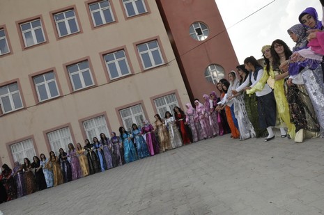 Yüksekova'da 24-25 Eylül 2010 tarihlerinde dünya evine giren çiftlerimizi sizler için sayfamıza taşıdık. Yüksekova Güncel Ailesi olarak tüm çiftlerimize mutluluklar dileriz...