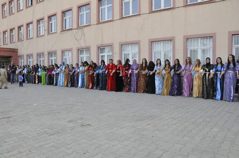 Yüksekova'da 24-25 Eylül 2010 tarihlerinde dünya evine giren çiftlerimizi sizler için sayfamıza taşıdık. Yüksekova Güncel Ailesi olarak tüm çiftlerimize mutluluklar dileriz...