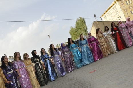 Yüksekova'da 24-25 Eylül 2010 tarihlerinde dünya evine giren çiftlerimizi sizler için sayfamıza taşıdık. Yüksekova Güncel Ailesi olarak tüm çiftlerimize mutluluklar dileriz...