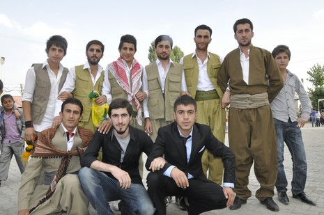 Yüksekova'da 24-25 Eylül 2010 tarihlerinde dünya evine giren çiftlerimizi sizler için sayfamıza taşıdık. Yüksekova Güncel Ailesi olarak tüm çiftlerimize mutluluklar dileriz...