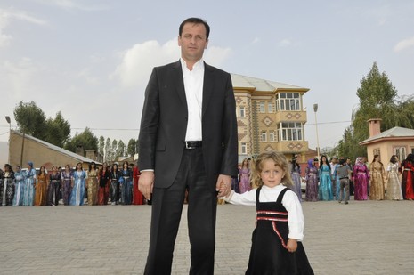 Yüksekova'da 24-25 Eylül 2010 tarihlerinde dünya evine giren çiftlerimizi sizler için sayfamıza taşıdık. Yüksekova Güncel Ailesi olarak tüm çiftlerimize mutluluklar dileriz...