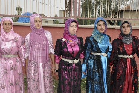 Yüksekova'da 24-25 Eylül 2010 tarihlerinde dünya evine giren çiftlerimizi sizler için sayfamıza taşıdık. Yüksekova Güncel Ailesi olarak tüm çiftlerimize mutluluklar dileriz...