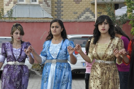 Yüksekova'da 24-25 Eylül 2010 tarihlerinde dünya evine giren çiftlerimizi sizler için sayfamıza taşıdık. Yüksekova Güncel Ailesi olarak tüm çiftlerimize mutluluklar dileriz...