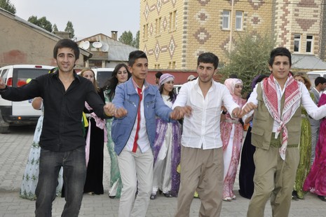 Yüksekova'da 24-25 Eylül 2010 tarihlerinde dünya evine giren çiftlerimizi sizler için sayfamıza taşıdık. Yüksekova Güncel Ailesi olarak tüm çiftlerimize mutluluklar dileriz...