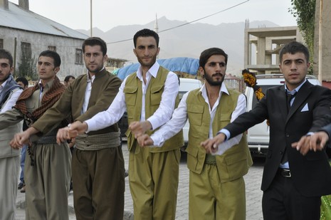 Yüksekova'da 24-25 Eylül 2010 tarihlerinde dünya evine giren çiftlerimizi sizler için sayfamıza taşıdık. Yüksekova Güncel Ailesi olarak tüm çiftlerimize mutluluklar dileriz...