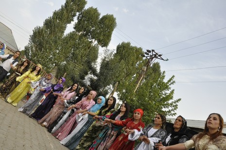 Yüksekova'da 24-25 Eylül 2010 tarihlerinde dünya evine giren çiftlerimizi sizler için sayfamıza taşıdık. Yüksekova Güncel Ailesi olarak tüm çiftlerimize mutluluklar dileriz...