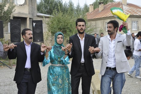 Yüksekova'da 24-25 Eylül 2010 tarihlerinde dünya evine giren çiftlerimizi sizler için sayfamıza taşıdık. Yüksekova Güncel Ailesi olarak tüm çiftlerimize mutluluklar dileriz...