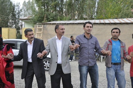 Yüksekova'da 24-25 Eylül 2010 tarihlerinde dünya evine giren çiftlerimizi sizler için sayfamıza taşıdık. Yüksekova Güncel Ailesi olarak tüm çiftlerimize mutluluklar dileriz...