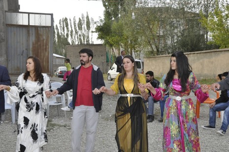 Yüksekova'da 24-25 Eylül 2010 tarihlerinde dünya evine giren çiftlerimizi sizler için sayfamıza taşıdık. Yüksekova Güncel Ailesi olarak tüm çiftlerimize mutluluklar dileriz...