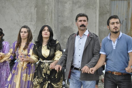 Yüksekova'da 24-25 Eylül 2010 tarihlerinde dünya evine giren çiftlerimizi sizler için sayfamıza taşıdık. Yüksekova Güncel Ailesi olarak tüm çiftlerimize mutluluklar dileriz...