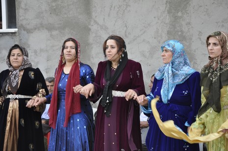 Yüksekova'da 24-25 Eylül 2010 tarihlerinde dünya evine giren çiftlerimizi sizler için sayfamıza taşıdık. Yüksekova Güncel Ailesi olarak tüm çiftlerimize mutluluklar dileriz...