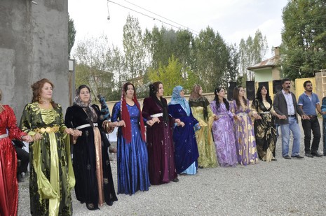 Yüksekova'da 24-25 Eylül 2010 tarihlerinde dünya evine giren çiftlerimizi sizler için sayfamıza taşıdık. Yüksekova Güncel Ailesi olarak tüm çiftlerimize mutluluklar dileriz...