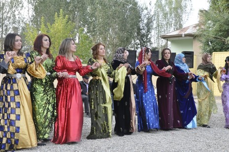 Yüksekova'da 24-25 Eylül 2010 tarihlerinde dünya evine giren çiftlerimizi sizler için sayfamıza taşıdık. Yüksekova Güncel Ailesi olarak tüm çiftlerimize mutluluklar dileriz...