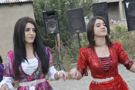 Yüksekova'da 24-25 Eylül 2010 tarihlerinde dünya evine giren çiftlerimizi sizler için sayfamıza taşıdık. Yüksekova Güncel Ailesi olarak tüm çiftlerimize mutluluklar dileriz...