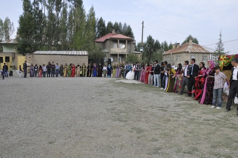 Yüksekova'da 24-25 Eylül 2010 tarihlerinde dünya evine giren çiftlerimizi sizler için sayfamıza taşıdık. Yüksekova Güncel Ailesi olarak tüm çiftlerimize mutluluklar dileriz...