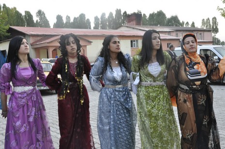 Yüksekova'da 24-25 Eylül 2010 tarihlerinde dünya evine giren çiftlerimizi sizler için sayfamıza taşıdık. Yüksekova Güncel Ailesi olarak tüm çiftlerimize mutluluklar dileriz...