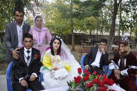 Yüksekova'da 24-25 Eylül 2010 tarihlerinde dünya evine giren çiftlerimizi sizler için sayfamıza taşıdık. Yüksekova Güncel Ailesi olarak tüm çiftlerimize mutluluklar dileriz...