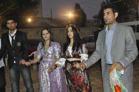 Yüksekova'da 24-25 Eylül 2010 tarihlerinde dünya evine giren çiftlerimizi sizler için sayfamıza taşıdık. Yüksekova Güncel Ailesi olarak tüm çiftlerimize mutluluklar dileriz...