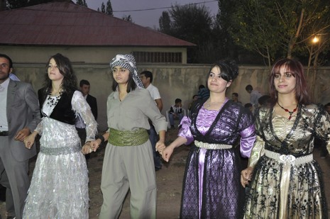 Yüksekova'da 24-25 Eylül 2010 tarihlerinde dünya evine giren çiftlerimizi sizler için sayfamıza taşıdık. Yüksekova Güncel Ailesi olarak tüm çiftlerimize mutluluklar dileriz...