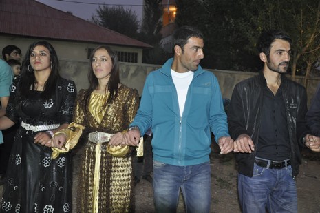 Yüksekova'da 24-25 Eylül 2010 tarihlerinde dünya evine giren çiftlerimizi sizler için sayfamıza taşıdık. Yüksekova Güncel Ailesi olarak tüm çiftlerimize mutluluklar dileriz...