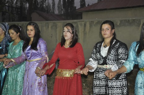 Yüksekova'da 24-25 Eylül 2010 tarihlerinde dünya evine giren çiftlerimizi sizler için sayfamıza taşıdık. Yüksekova Güncel Ailesi olarak tüm çiftlerimize mutluluklar dileriz...