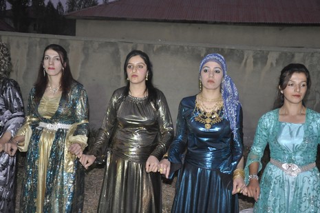 Yüksekova'da 24-25 Eylül 2010 tarihlerinde dünya evine giren çiftlerimizi sizler için sayfamıza taşıdık. Yüksekova Güncel Ailesi olarak tüm çiftlerimize mutluluklar dileriz...