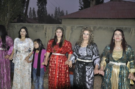 Yüksekova'da 24-25 Eylül 2010 tarihlerinde dünya evine giren çiftlerimizi sizler için sayfamıza taşıdık. Yüksekova Güncel Ailesi olarak tüm çiftlerimize mutluluklar dileriz...