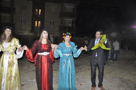 Yüksekova'da 24-25 Eylül 2010 tarihlerinde dünya evine giren çiftlerimizi sizler için sayfamıza taşıdık. Yüksekova Güncel Ailesi olarak tüm çiftlerimize mutluluklar dileriz...