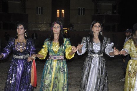 Yüksekova'da 24-25 Eylül 2010 tarihlerinde dünya evine giren çiftlerimizi sizler için sayfamıza taşıdık. Yüksekova Güncel Ailesi olarak tüm çiftlerimize mutluluklar dileriz...