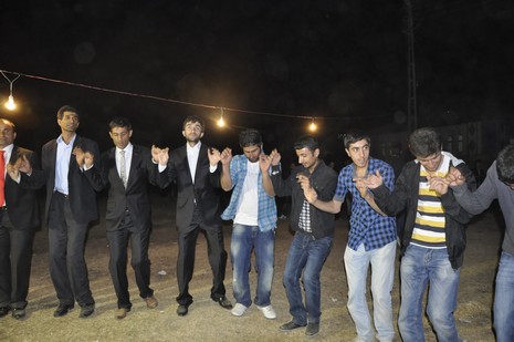 Yüksekova'da 24-25 Eylül 2010 tarihlerinde dünya evine giren çiftlerimizi sizler için sayfamıza taşıdık. Yüksekova Güncel Ailesi olarak tüm çiftlerimize mutluluklar dileriz...