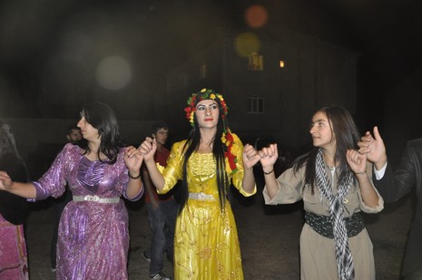 Yüksekova'da 24-25 Eylül 2010 tarihlerinde dünya evine giren çiftlerimizi sizler için sayfamıza taşıdık. Yüksekova Güncel Ailesi olarak tüm çiftlerimize mutluluklar dileriz...