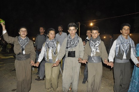 Yüksekova'da 24-25 Eylül 2010 tarihlerinde dünya evine giren çiftlerimizi sizler için sayfamıza taşıdık. Yüksekova Güncel Ailesi olarak tüm çiftlerimize mutluluklar dileriz...