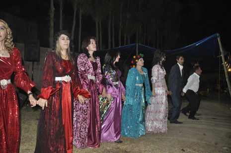 Yüksekova'da 24-25 Eylül 2010 tarihlerinde dünya evine giren çiftlerimizi sizler için sayfamıza taşıdık. Yüksekova Güncel Ailesi olarak tüm çiftlerimize mutluluklar dileriz...