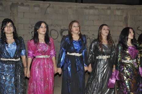 Yüksekova'da 24-25 Eylül 2010 tarihlerinde dünya evine giren çiftlerimizi sizler için sayfamıza taşıdık. Yüksekova Güncel Ailesi olarak tüm çiftlerimize mutluluklar dileriz...