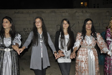 Yüksekova'da 24-25 Eylül 2010 tarihlerinde dünya evine giren çiftlerimizi sizler için sayfamıza taşıdık. Yüksekova Güncel Ailesi olarak tüm çiftlerimize mutluluklar dileriz...