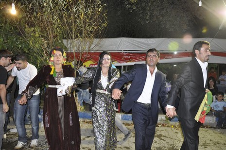 Yüksekova'da 24-25 Eylül 2010 tarihlerinde dünya evine giren çiftlerimizi sizler için sayfamıza taşıdık. Yüksekova Güncel Ailesi olarak tüm çiftlerimize mutluluklar dileriz...