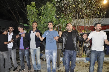 Yüksekova'da 24-25 Eylül 2010 tarihlerinde dünya evine giren çiftlerimizi sizler için sayfamıza taşıdık. Yüksekova Güncel Ailesi olarak tüm çiftlerimize mutluluklar dileriz...