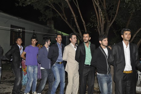 Yüksekova'da 24-25 Eylül 2010 tarihlerinde dünya evine giren çiftlerimizi sizler için sayfamıza taşıdık. Yüksekova Güncel Ailesi olarak tüm çiftlerimize mutluluklar dileriz...