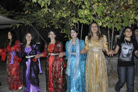 Yüksekova'da 24-25 Eylül 2010 tarihlerinde dünya evine giren çiftlerimizi sizler için sayfamıza taşıdık. Yüksekova Güncel Ailesi olarak tüm çiftlerimize mutluluklar dileriz...