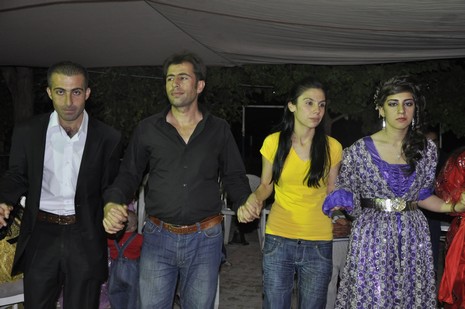 Yüksekova'da 24-25 Eylül 2010 tarihlerinde dünya evine giren çiftlerimizi sizler için sayfamıza taşıdık. Yüksekova Güncel Ailesi olarak tüm çiftlerimize mutluluklar dileriz...