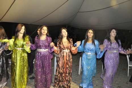 Yüksekova'da 24-25 Eylül 2010 tarihlerinde dünya evine giren çiftlerimizi sizler için sayfamıza taşıdık. Yüksekova Güncel Ailesi olarak tüm çiftlerimize mutluluklar dileriz...