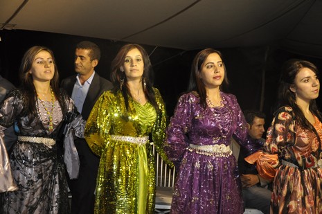 Yüksekova'da 24-25 Eylül 2010 tarihlerinde dünya evine giren çiftlerimizi sizler için sayfamıza taşıdık. Yüksekova Güncel Ailesi olarak tüm çiftlerimize mutluluklar dileriz...