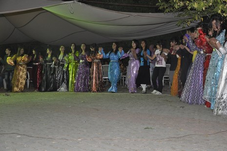 Yüksekova'da 24-25 Eylül 2010 tarihlerinde dünya evine giren çiftlerimizi sizler için sayfamıza taşıdık. Yüksekova Güncel Ailesi olarak tüm çiftlerimize mutluluklar dileriz...