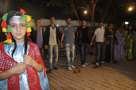 Yüksekova'da 24-25 Eylül 2010 tarihlerinde dünya evine giren çiftlerimizi sizler için sayfamıza taşıdık. Yüksekova Güncel Ailesi olarak tüm çiftlerimize mutluluklar dileriz...