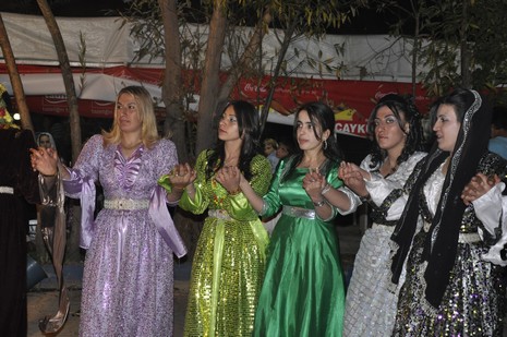 Yüksekova'da 24-25 Eylül 2010 tarihlerinde dünya evine giren çiftlerimizi sizler için sayfamıza taşıdık. Yüksekova Güncel Ailesi olarak tüm çiftlerimize mutluluklar dileriz...