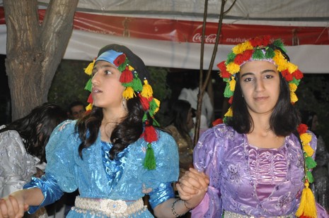 Yüksekova'da 24-25 Eylül 2010 tarihlerinde dünya evine giren çiftlerimizi sizler için sayfamıza taşıdık. Yüksekova Güncel Ailesi olarak tüm çiftlerimize mutluluklar dileriz...